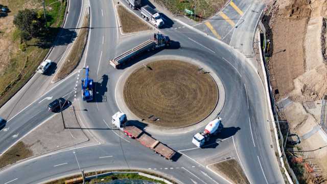Roundabout Mamre Rd and Eliz Dr