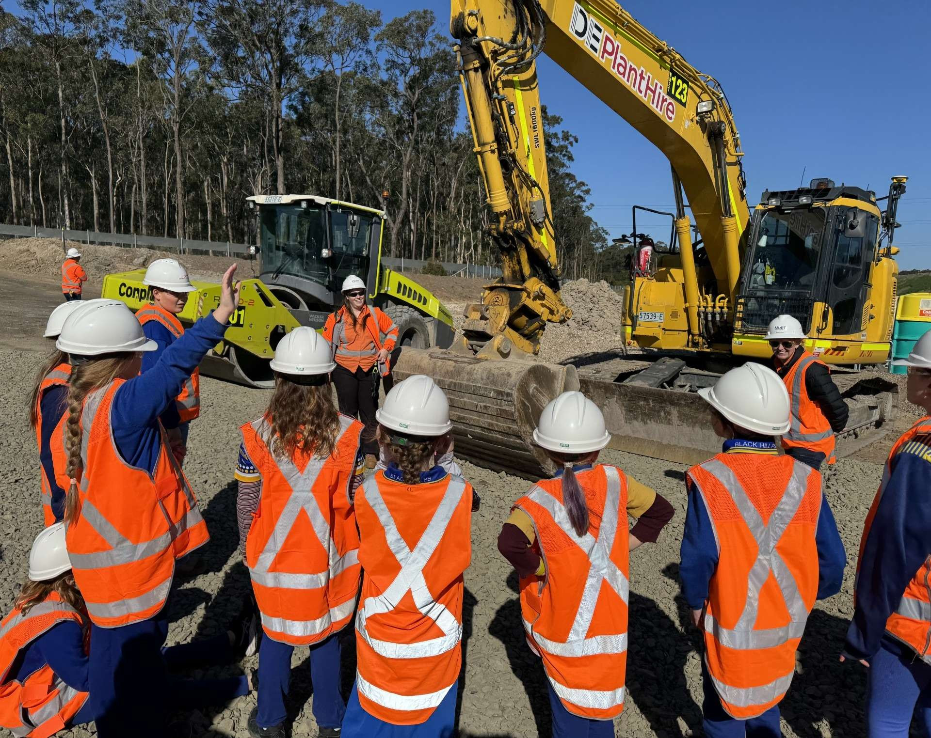 Primary school students swap bucket hats for hard hats on M1 site visit news post thumbnail