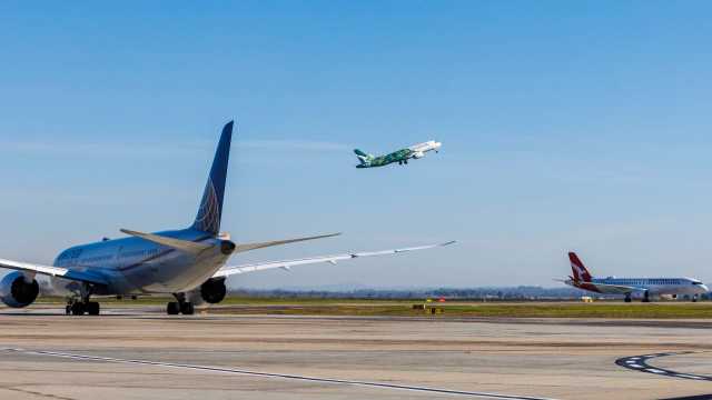 Airfield-planes-takeoff-taxiing